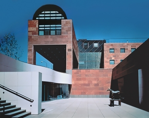 Музей современного искусства в Лос-Анджелесе (“The Museum of  Contemporary Art, Los Angeles”), США, 1981–1986;  внизу – визуализация