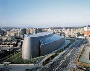 «Зал столетия Нары» (“Nara Centennial Hall”), префектура Нара, Япония, 1992–1998 