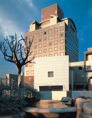 Цукуба-центр (“Tsukuba Center Building”), префектура Ибараки, Япония, 1979–1983;  внизу – графика